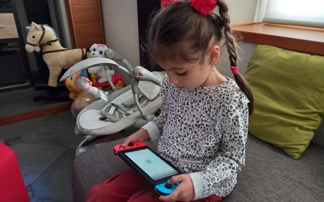 USO DE LAS PANTALLAS EN LOS NIÑOS/AS, PELIGRO INMINENTE