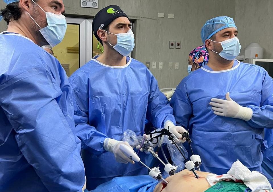 PRIMERA ESOFAGECTOMÍA TOTAL MÍNIMAMENTE INVASIVA CON TÉCNICA DE VERDE INDOCIANINA EN LA V REGIÓN